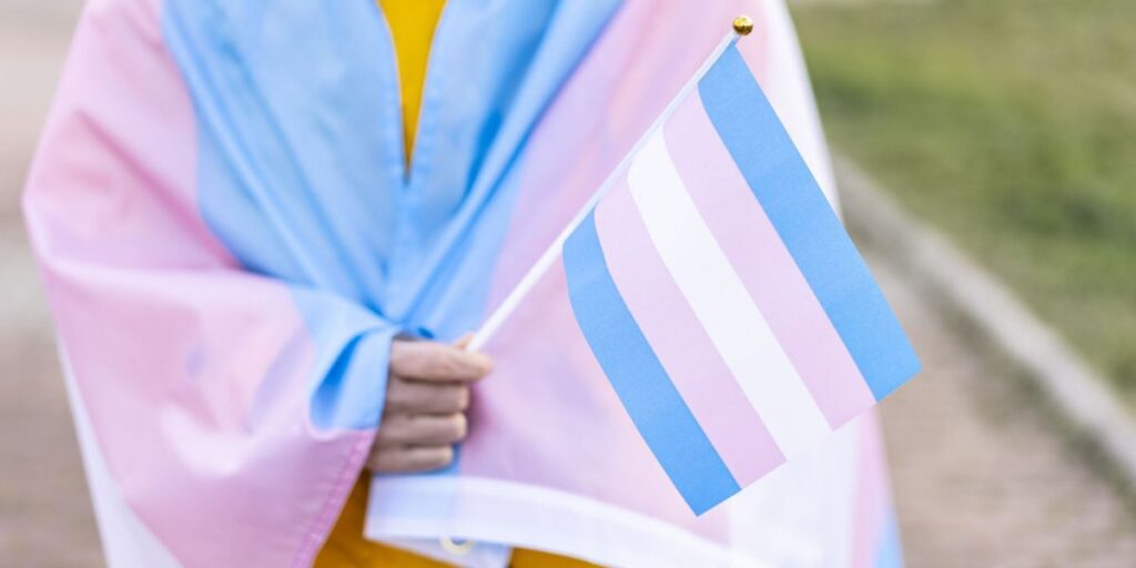 Veto à terapia hormonal para jovens trans preocupa médicos; entenda