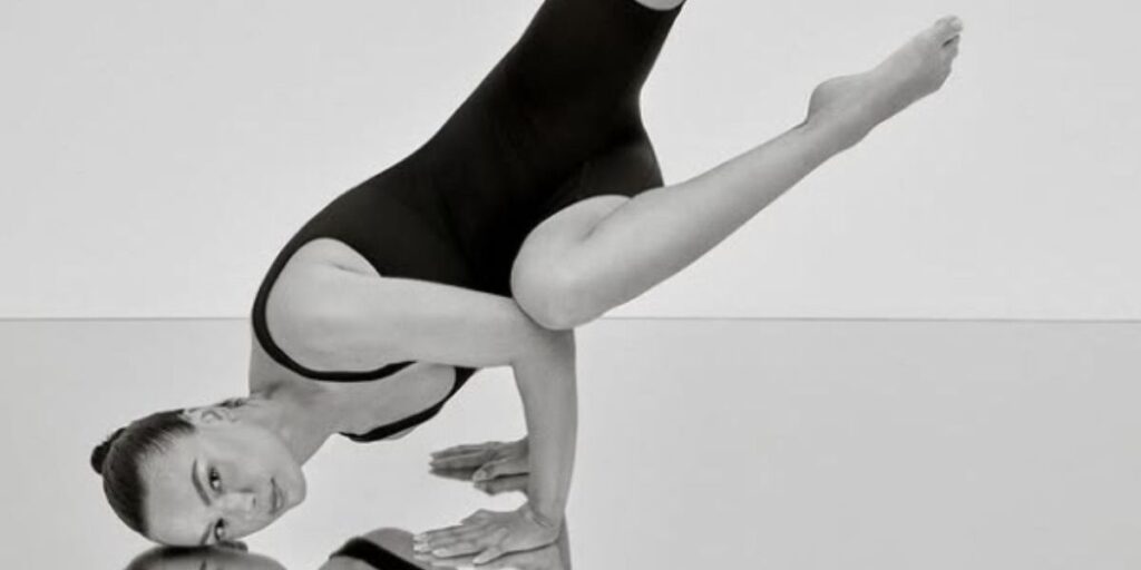 Isis Valverde mostra flexibilidade em treino de yoga: "Musa inspiração"