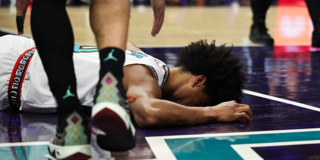 Atleta dos Grizzlies sofre queda grave, quebra pulso e deixa quadra em maca
