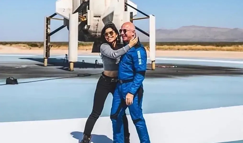 Sánchez brinca sobre Bezos mandá-la ao espaço: "Se ele não quer se casar"