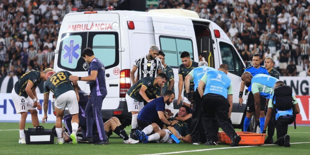 Adversário do Botafogo desmaia após dividida e sai de ambulância; veja