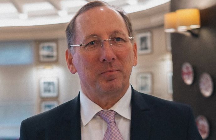 Problemas financeiros podem impedir acesso de clube de Textor na Bélgica