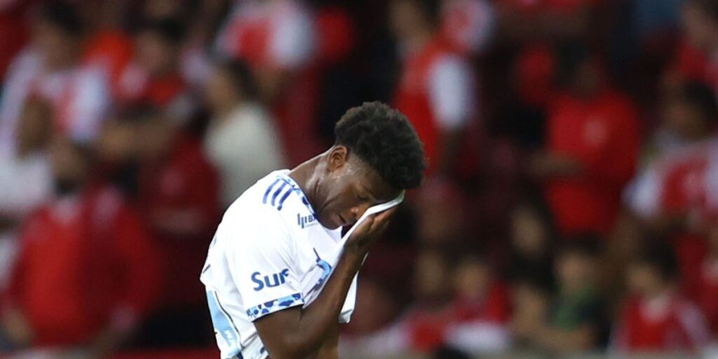 A expulsão de Jonathan Jesus em Inter x Cruzeiro foi justa? Opine