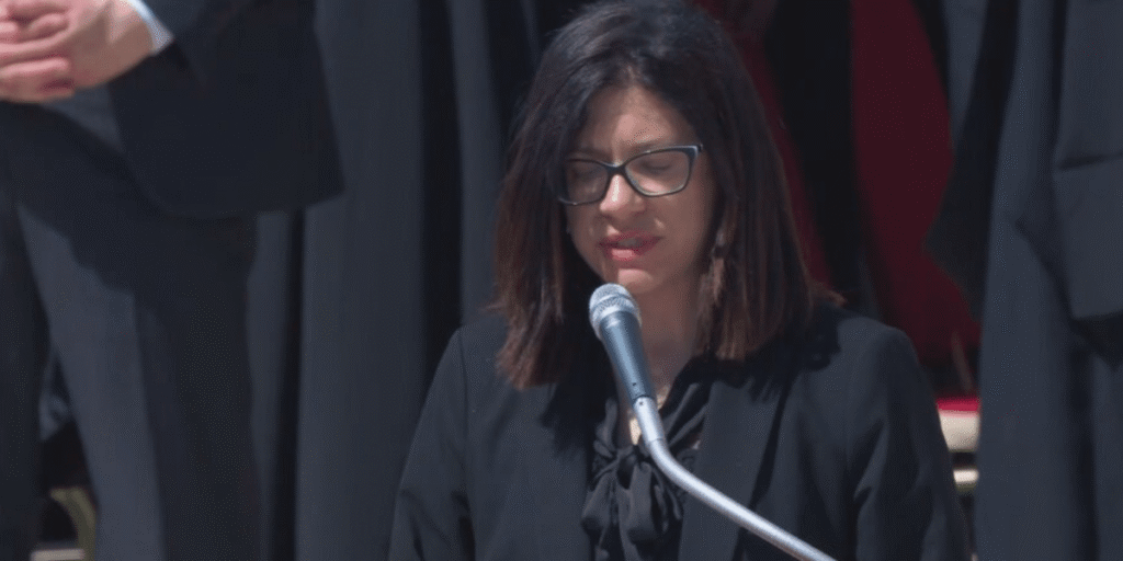 Brasileira participa da missa de funeral do papa Francisco; veja trecho