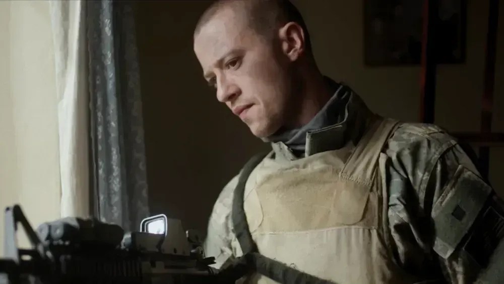 Joseph Quinn disparou arma pela primeira vez em "Tempo de Guerra"