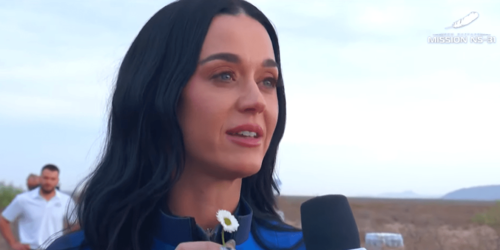 Katy Perry se emociona com ida ao espaço: "Fica atrás de ser mãe"