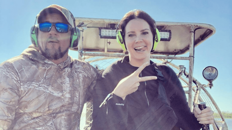 Lana Del Rey publica registros raros com marido e fala sobre músicas novas