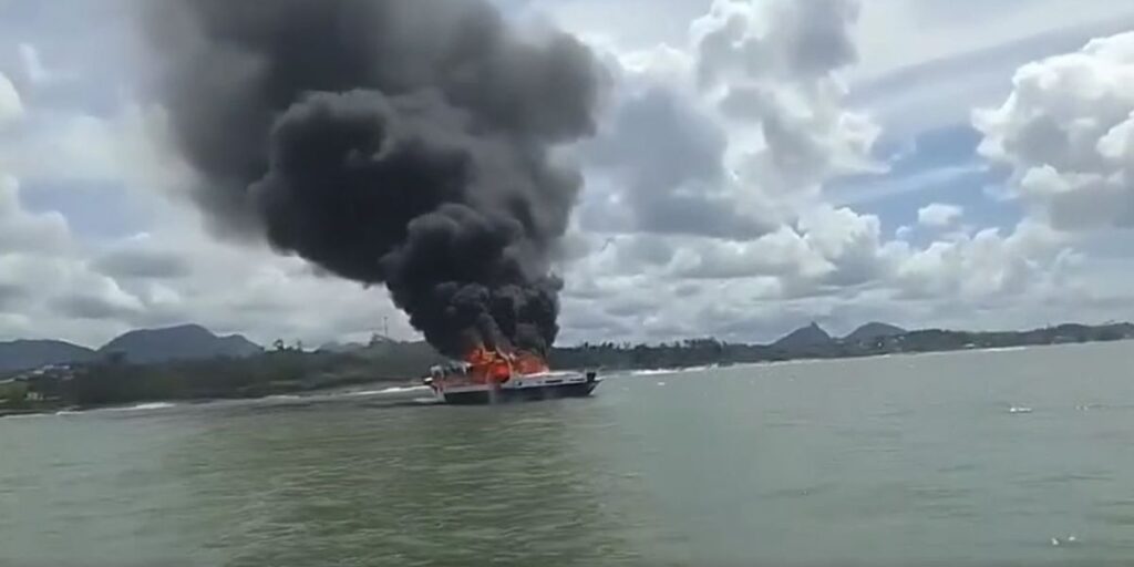 Vídeo: Lancha com 20 pessoas a bordo pega fogo em praia no Espírito Santo