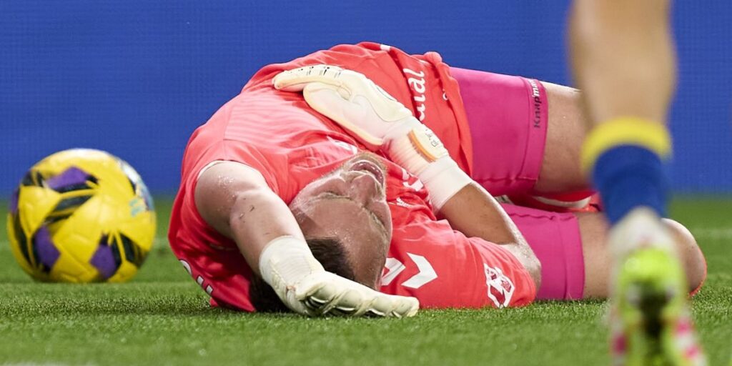 Goleiro ex-Barcelona sofre perfuração intestinal durante partida na Espanha