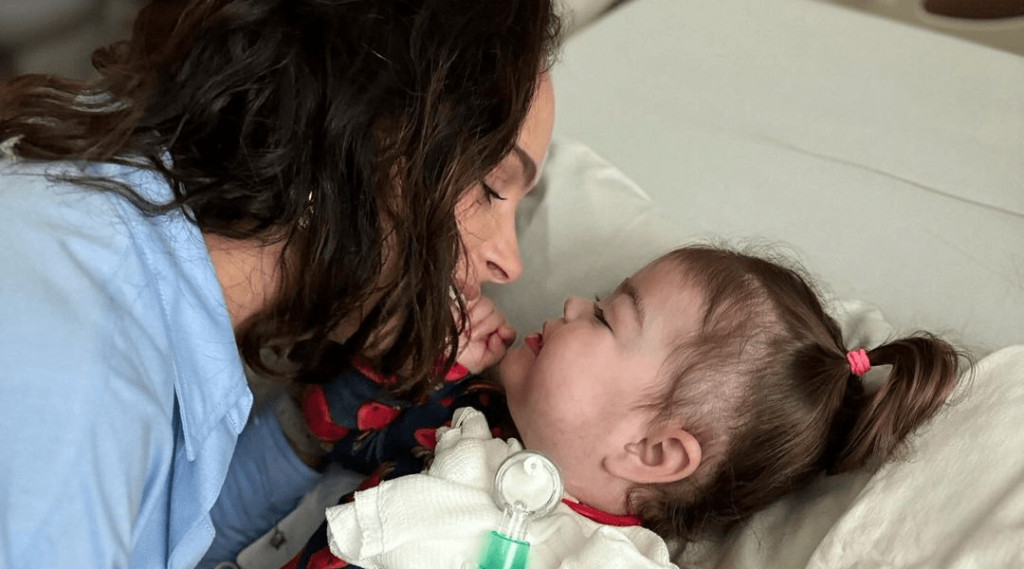 Letícia Cazarré atualiza estado de saúde de filha após internação