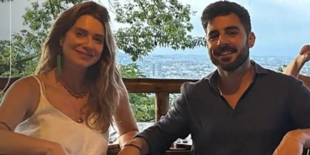 Letícia Spiller posa com namorado em passeio romântico; veja