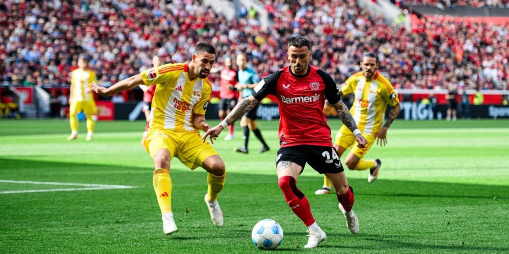 Leverkusen tropeça em casa e se complica na briga por título da Bundesliga