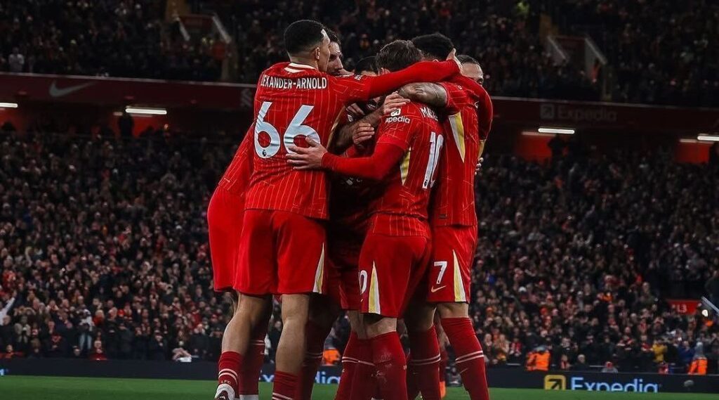 Liverpool iguala Manchester United em ranking de campeões ingleses; veja