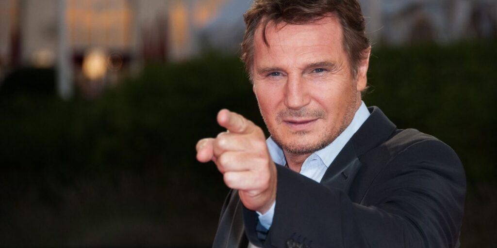 Liam Neeson adota visual diferente em "Corra que a Polícia Vem Aí"; veja
