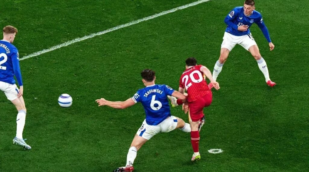 Liverpool vence Everton e fica mais perto de título da Premier League