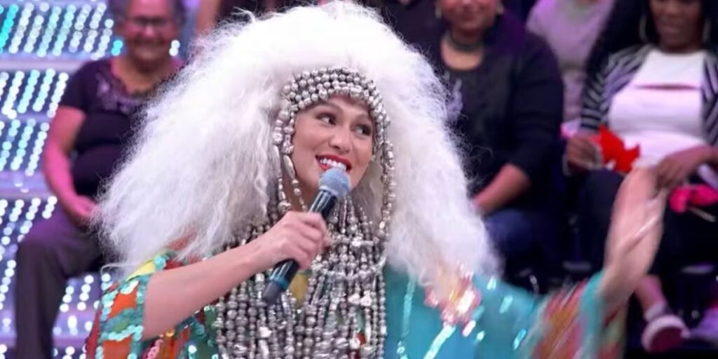 Lívia Andrade se transforma em Elke Maravilha, eterna jurada do Chacrinha