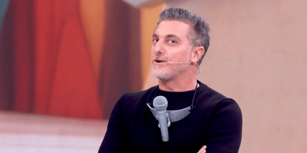 Luciano Huck usa microfone e jingle clássico para homenagear Silvio Santos