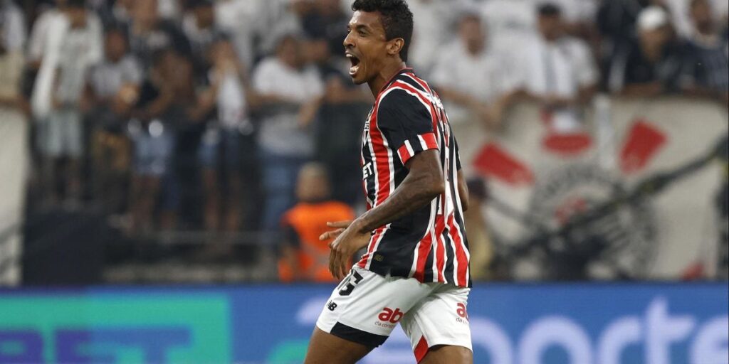 Luiz Gustavo, do São Paulo, é internado com tromboembolismo pulmonar