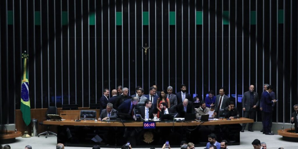 Governo avalia punir aliados que apoiam urgência à anistia