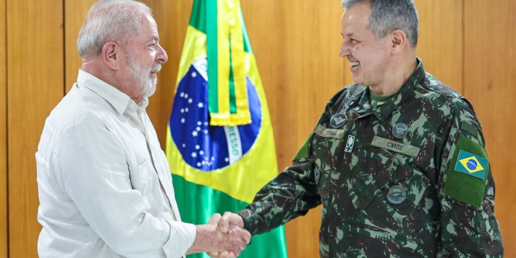 Lula participa de comemoração do Dia do Exército nesta quarta-feira (16)