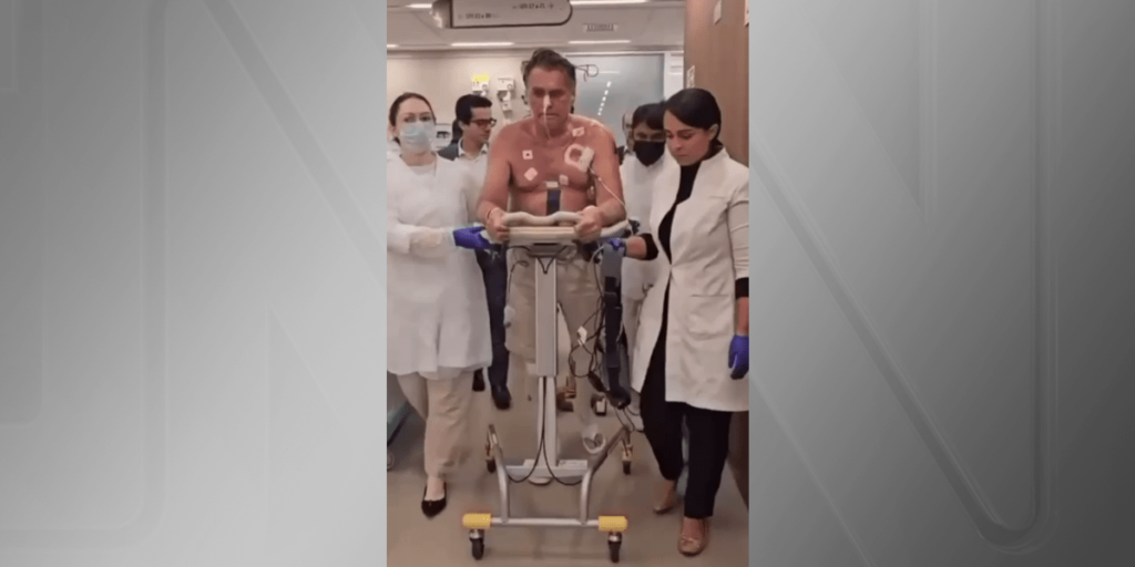 Bolsonaro caminha ao lado de médicos após cirurgia no intestino; veja vídeo