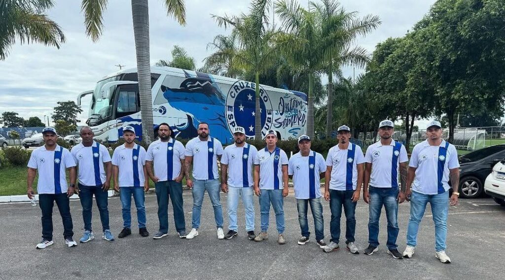 Organizada do Cruzeiro vai à Toca e faz cobrança a diretoria e elenco