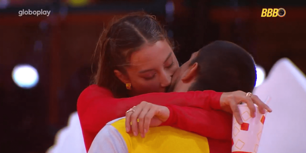 BBB25: Maike e Renata se beijam em festa; veja o vídeo