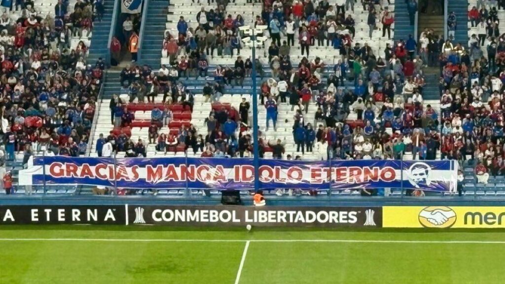 Nacional, do Uruguai, homenageia Manga antes de jogo contra o Bahia