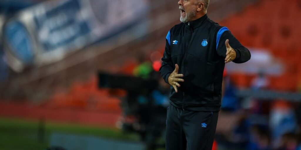 Jemerson falha duas vezes e frustra estreia de Mano Menezes no Grêmio; veja