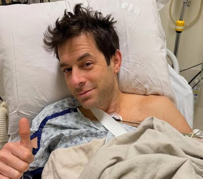 Mark Ronson, DJ e astro de "Uptown Funk", se recupera de lesão em show