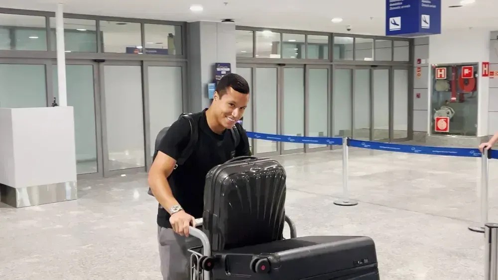 Marlon, do Cruzeiro, desembarca em Porto Alegre para assinar com o Grêmio