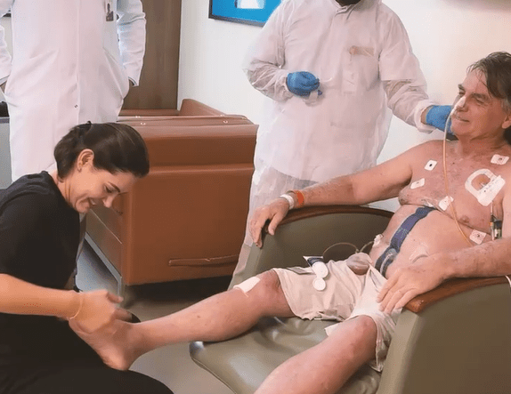 Michelle auxilia Bolsonaro com massagem após cirurgia; veja vídeo