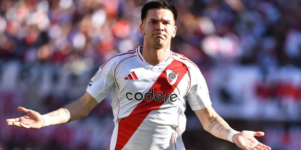 Joia do River que marcou golaço de falta no Boca fez gol idêntico na base