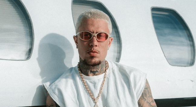 MC Daniel chora ao comprar roupa para avós: "Cuidar de quem cuidou de mim"