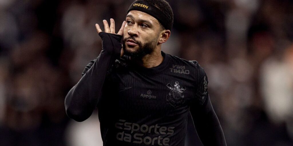 Memphis Depay detona VAR e punição por subir na bola