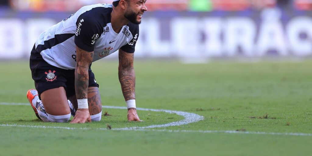 Memphis Depay deixa Flamengo x Corinthians mancando e preocupa; veja