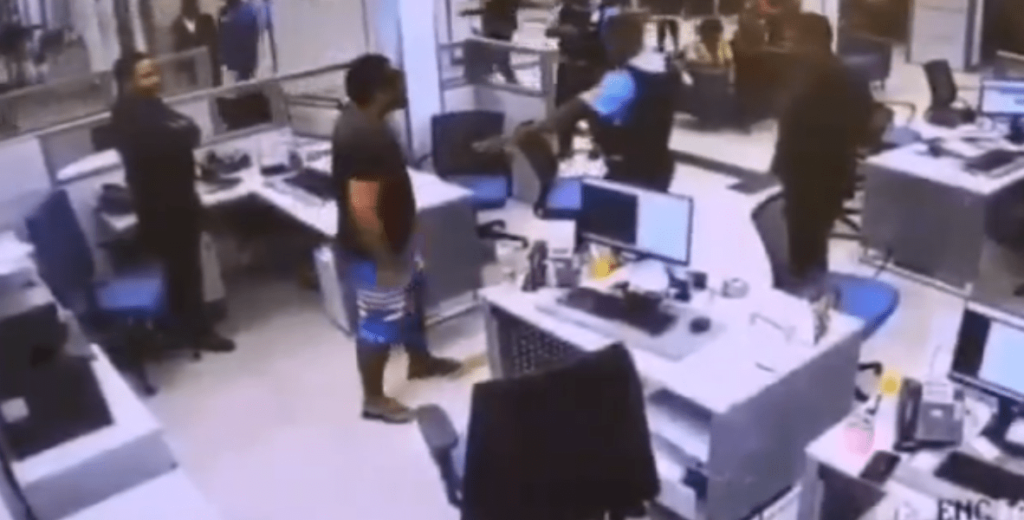 Vídeo: Homem é morto por segurança de agência bancária na Bahia