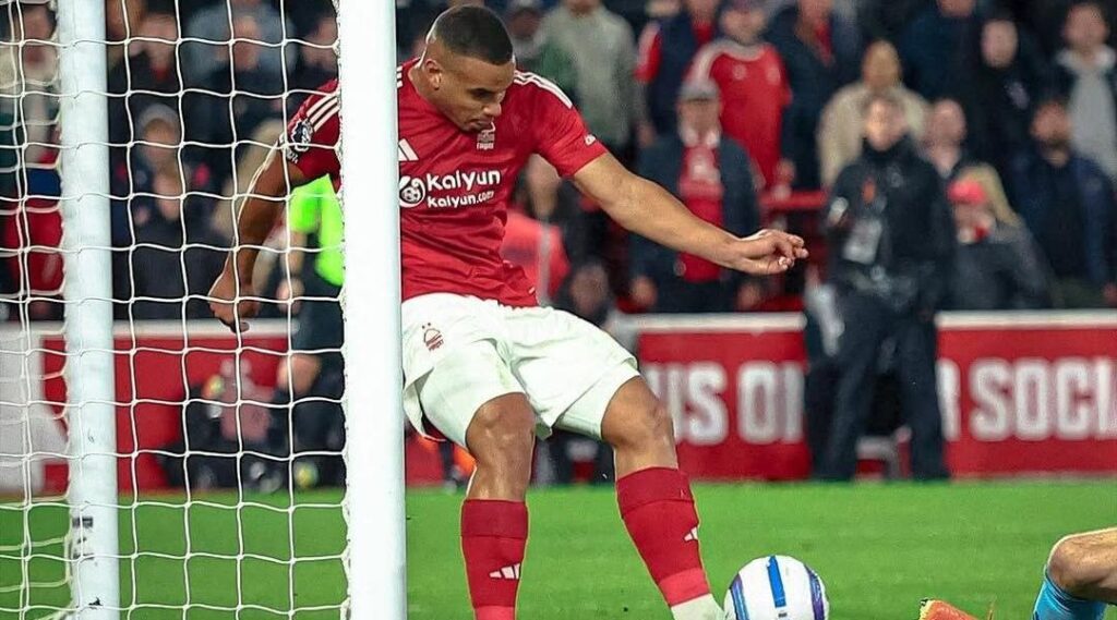 Murillo salva, e Nottingham Forest vence Manchester United pelo Inglês