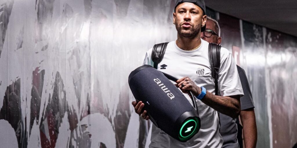 Neymar volta a jogar pelo Santos e estreia no Brasileirão