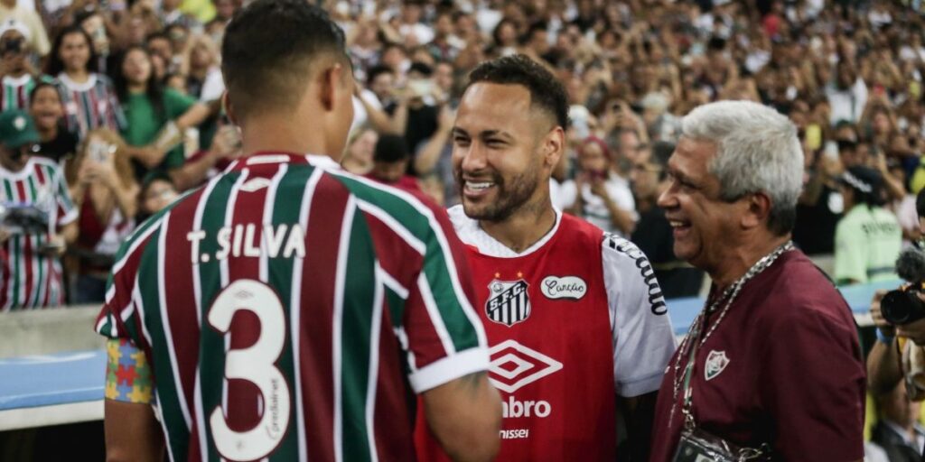 Neymar recebe carinho da torcida do Fluminense no Maracanã; assista