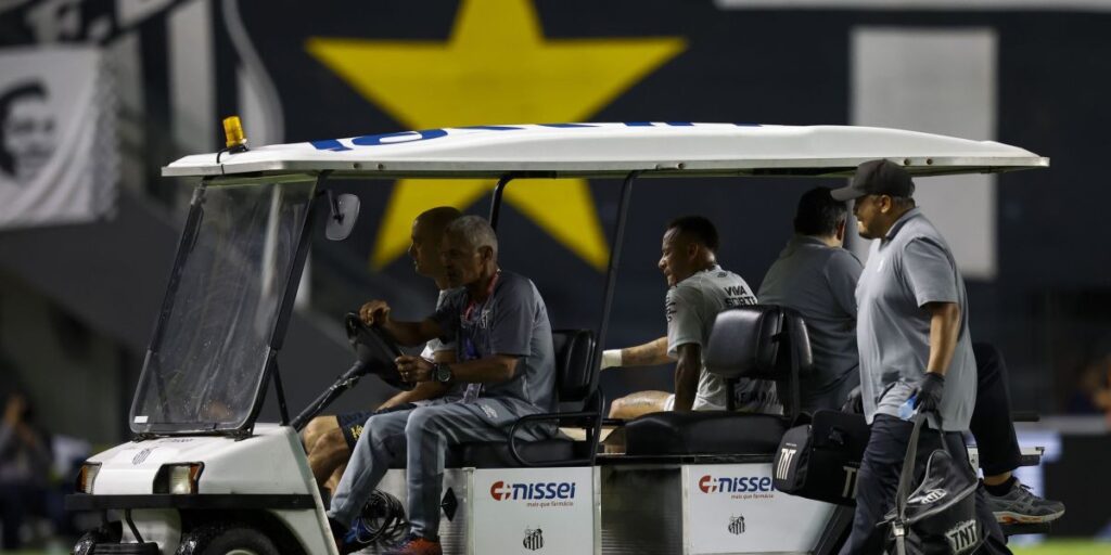 Neymar volta a sentir lesão e deixa Santos x Atlético-MG chorando