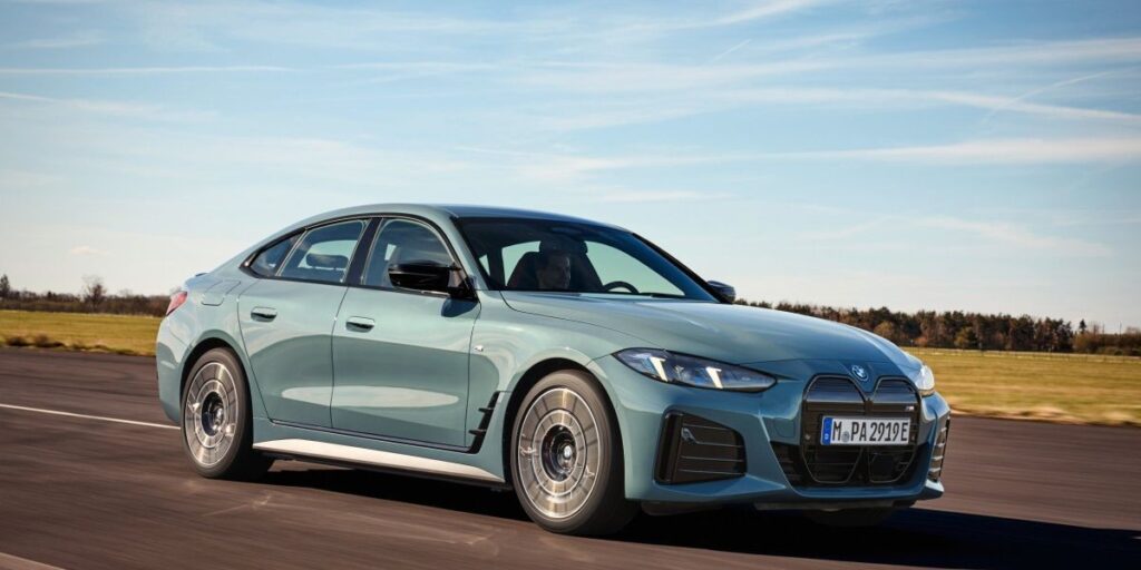 BMW i4 recebe atualizações visuais na linha 2025; conheça