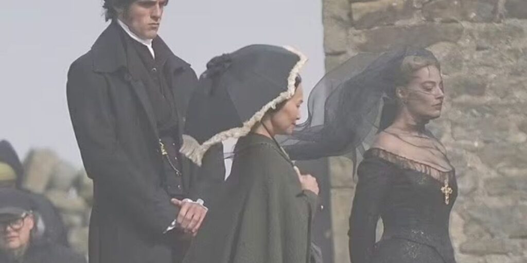 Vaza foto de Margot Robbie em cena de "O Morro dos Ventos Uivantes"