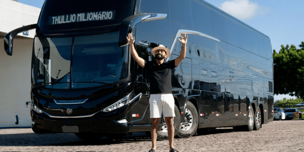 Cantor Thullio Milionário compra ônibus de R$ 2,7 milhões; veja detalhes