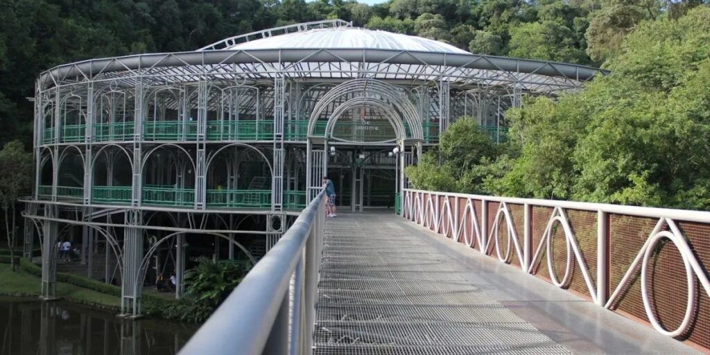 Semana em Curitiba alterna entre dias nublados e chuva leve