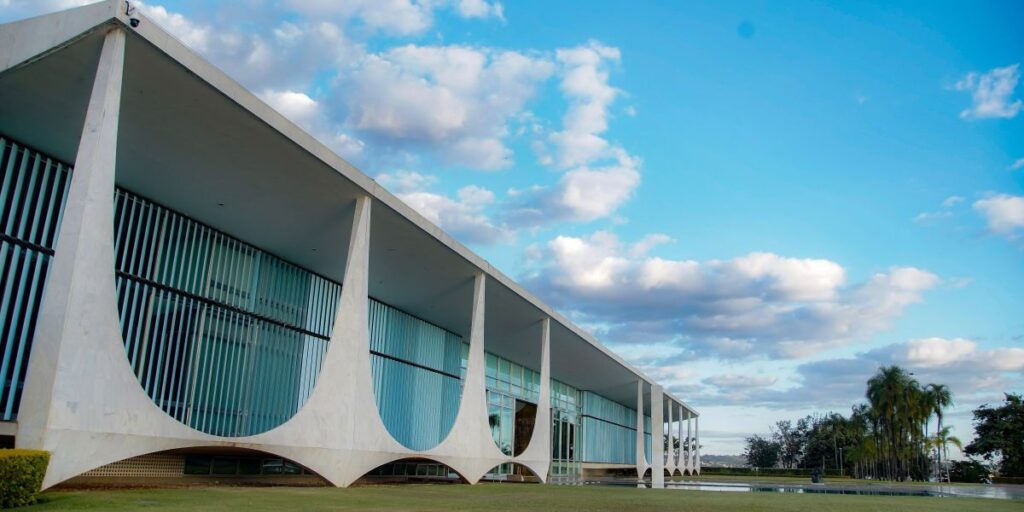 AGU entra com recurso contra Bolsonaro em ação sobre móveis do Alvorada