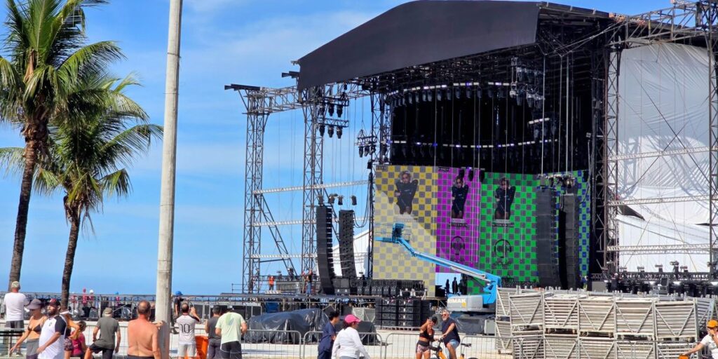 Montagem do palco de Lady Gaga chama atenção do público em Copacabana