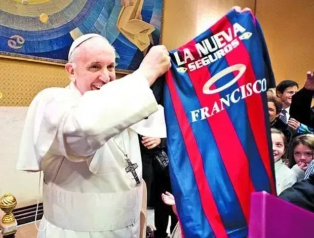 Idade e hora da morte do papa coincidem com sua carteirinha do San Lorenzo