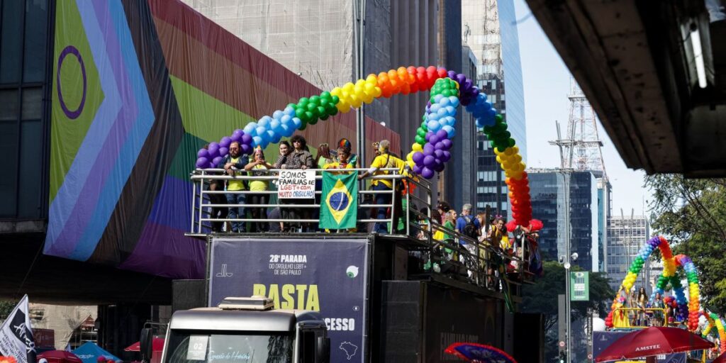 Parada do Orgulho LGBT+ de SP vai celebrar pessoas 60+ da comunidade