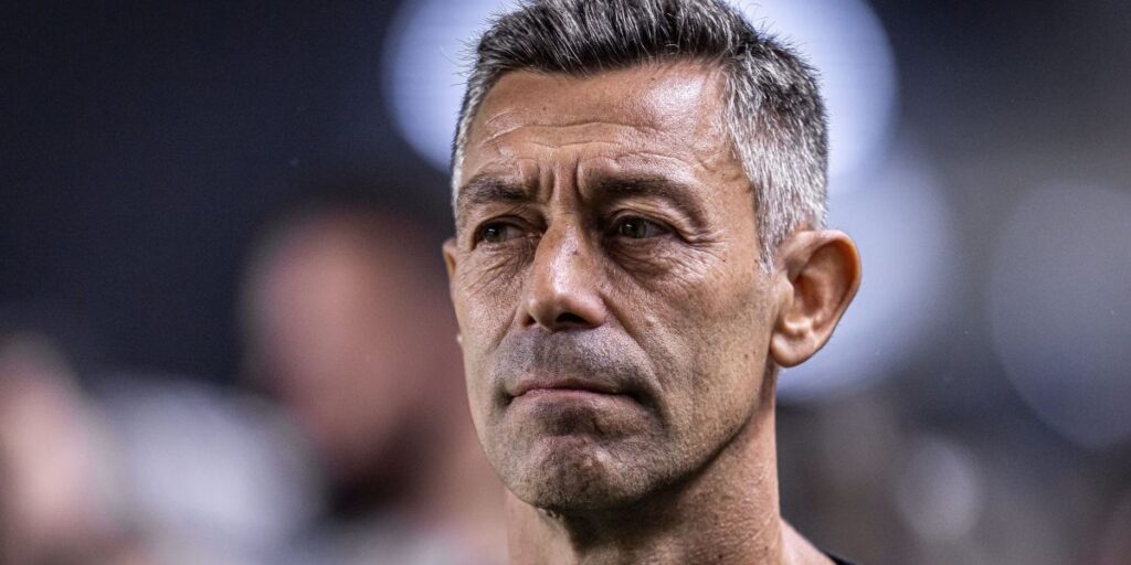 "Torcida é soberana", diz Pedro Caixinha sobre vaias após empate do Santos